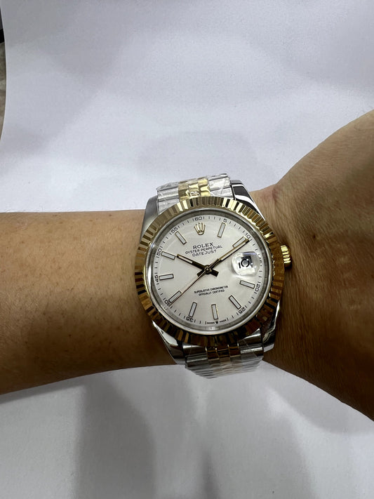 Relógio bicolor com mostrador branco, janela de data e pulseira de aço dourado