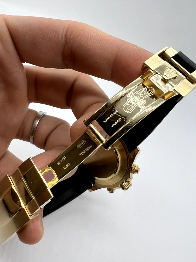 Relógio Daytona automático com fecho dourado e caixa com detalhes gravados