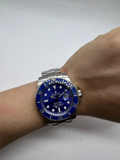 Relógio Rolex Submariner com mostrador azul e bezel azul, visto no pulso