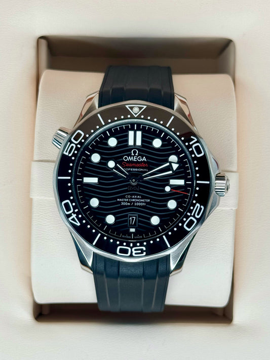 Relógio automático mergulhador com mostrador preto e pulseira de borracha azul