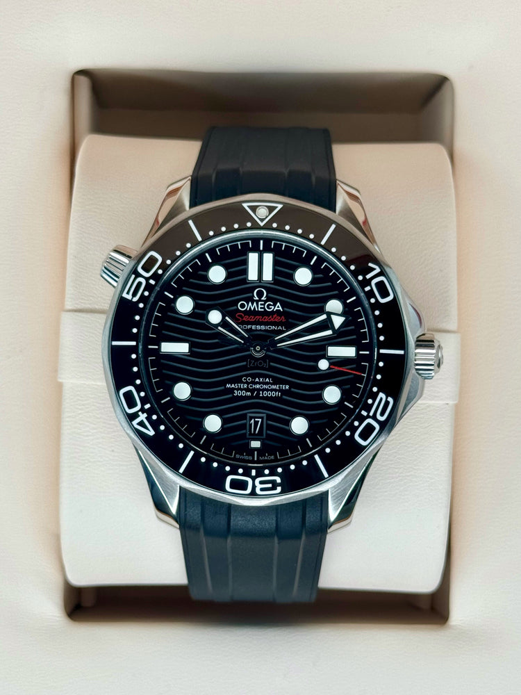 Relógio automático mergulhador com mostrador preto e pulseira de borracha azul