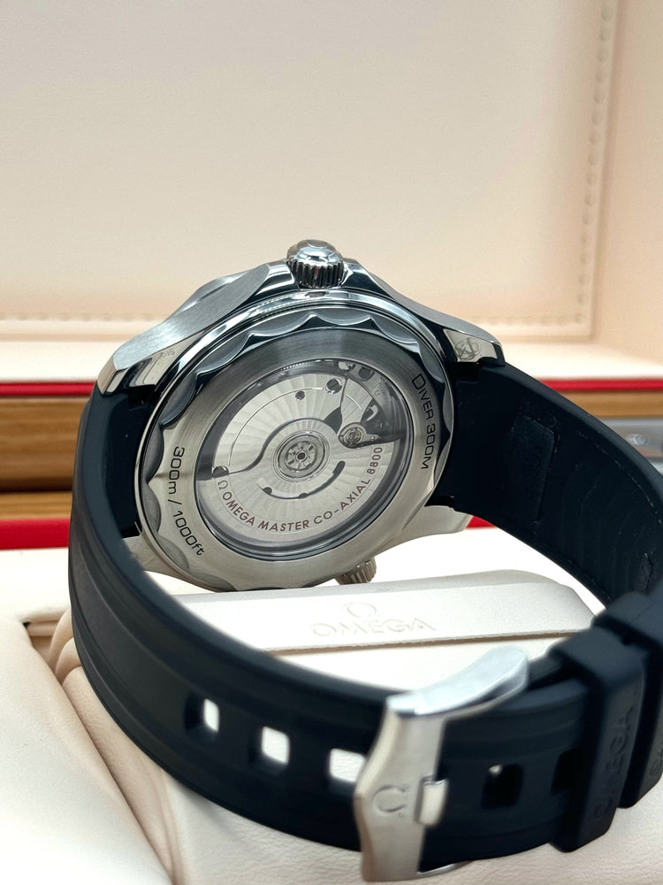 Relógio automático com fundo traseiro em metal e pulseira de borracha escura
