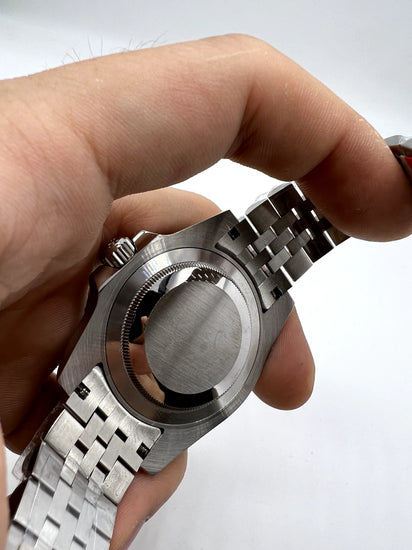 Caixa de aço do relógio Rolex com coroa e pulseira metálica