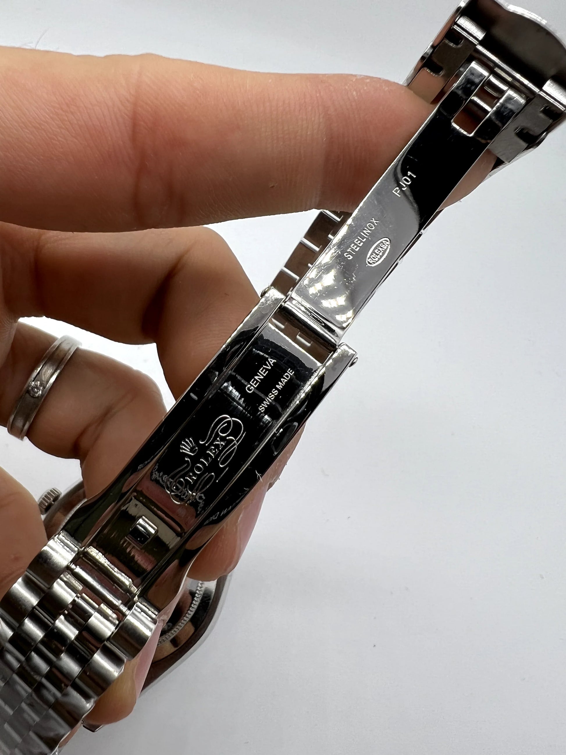 Relógio Rolex Datejust com caixa prateada e pulseira de aço, fecho lateral