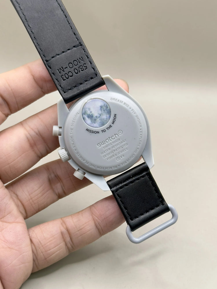 Fundo do relógio Omega Swatch MoonSwatch 42 mm prateado com pulseira preta