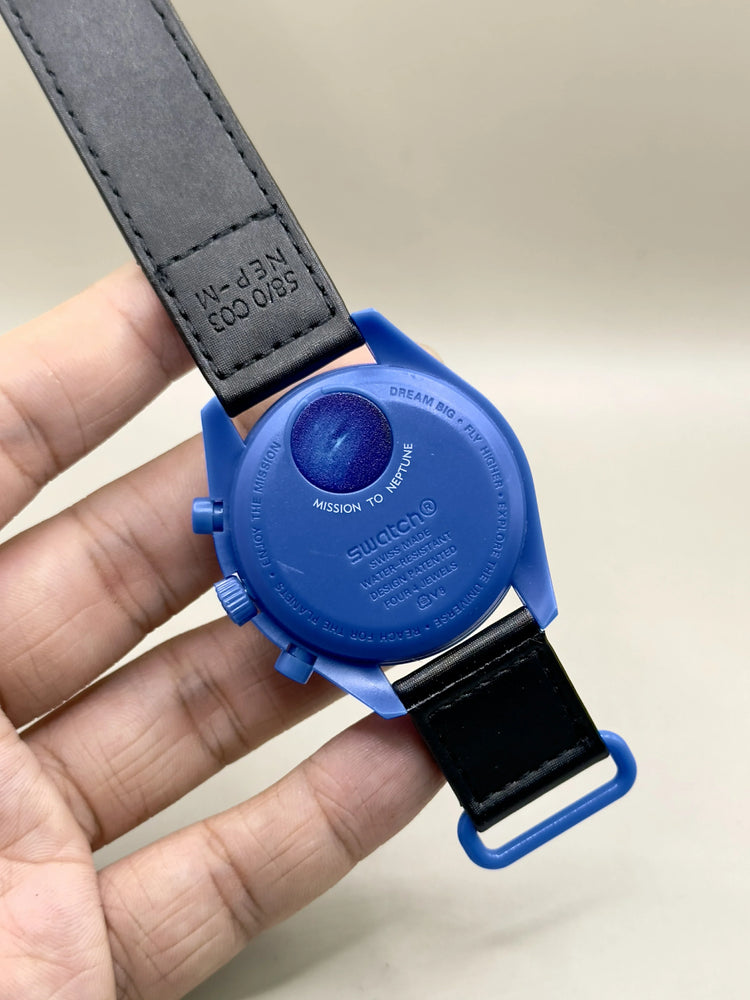 Fundo do relógio Omega Swatch MoonSwatch 42 mm azul com pulseira preta