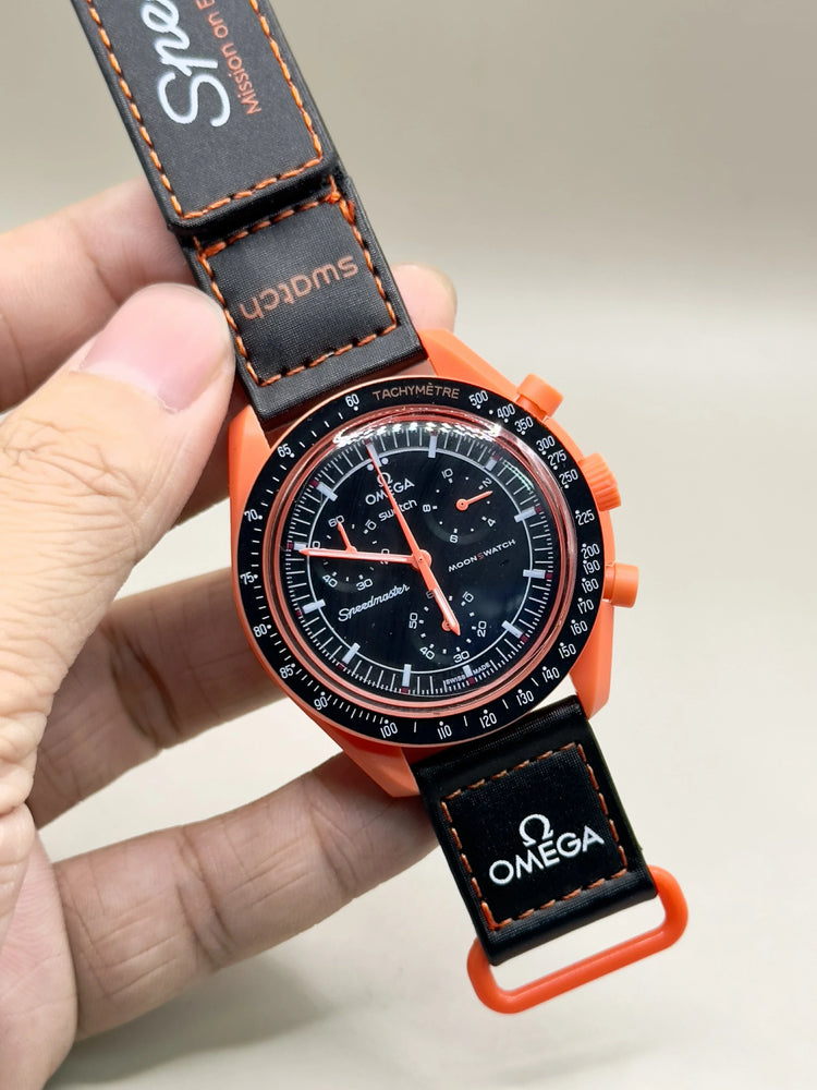 Relógio Omega Swatch MoonSwatch 42 mm com mostrador preto, pulseira preta e detalhes laranja