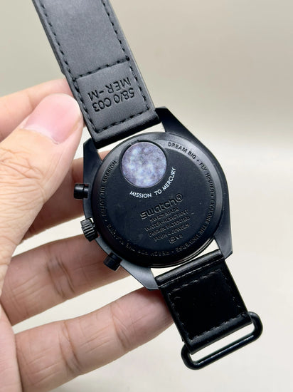 Fundo do relógio Omega Swatch MoonSwatch 42 mm escuro com pulseira cinza