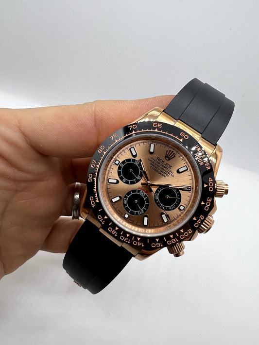 Relógio Rolex com mostrador champanhe e aro em ouro rosé, pulseira preta