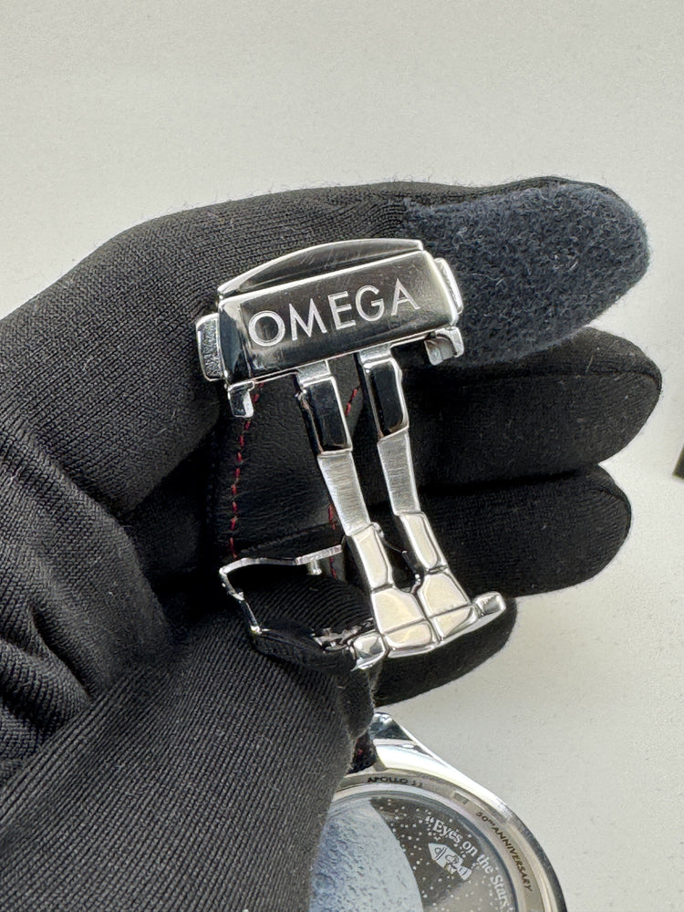 Fecho prateado do relógio Omega Speedmaster com bracelete de tecido azul