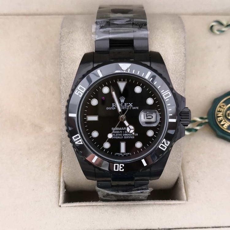 Relógio Submariner Date preto automático com data e mostrador escuro em caixa bege