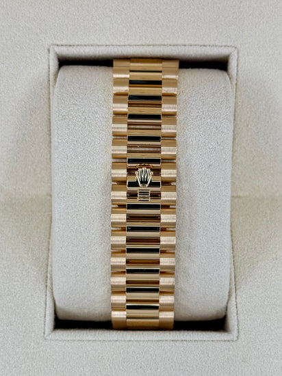 Bracelete de metal dourado do relógio na caixa, vista traseira