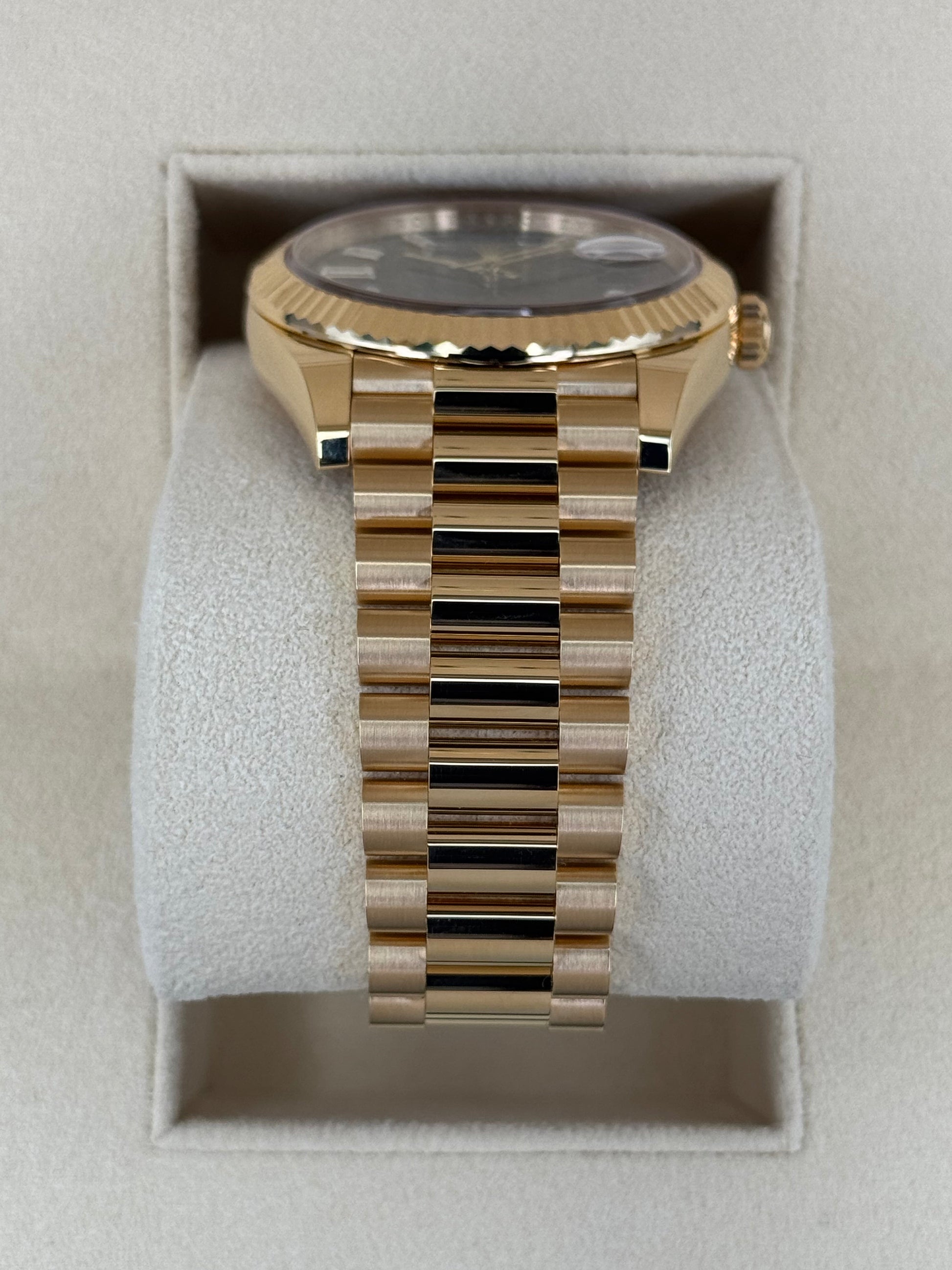 Relógio dourado na caixa, vista traseira com pulseira de metal