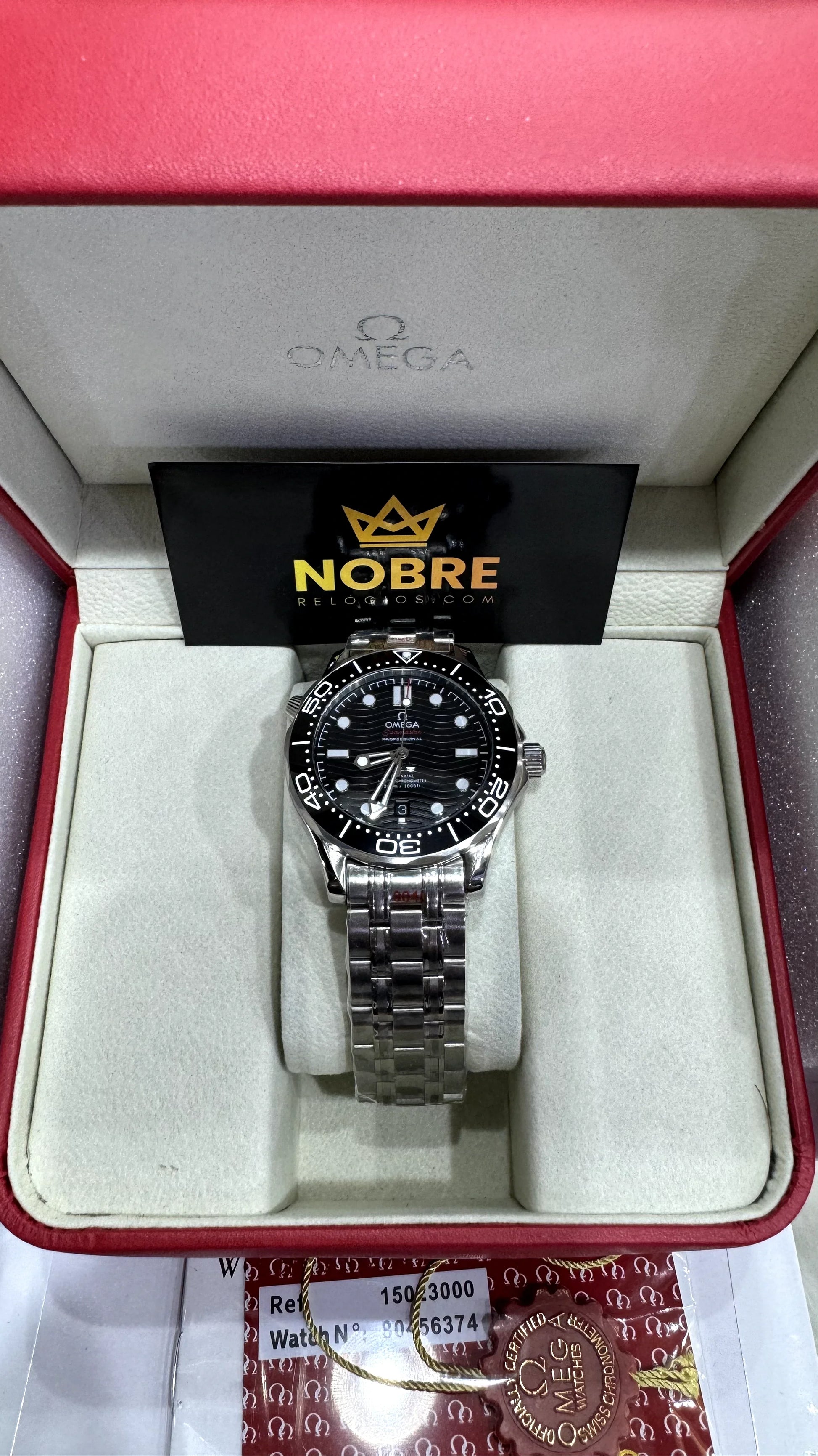 Relógio Omega com mostrador preto e pulseira metálica, em estojo com almofada