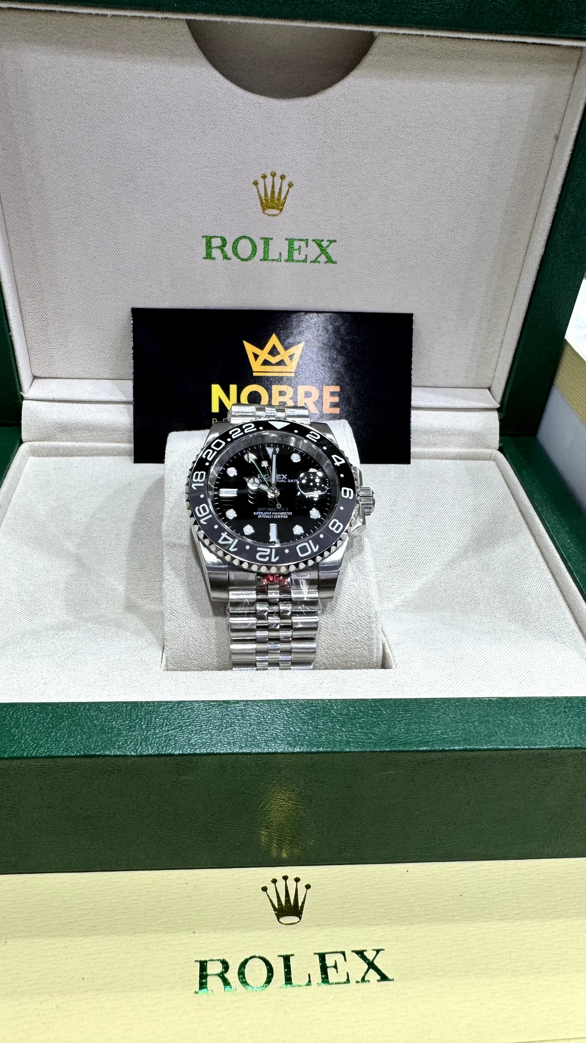 Relógio Rolex automático na caixa, mostrador preto e pulseira de aço com bezel preta