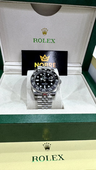 Relógio Rolex automático na caixa, mostrador preto e pulseira de aço com bezel preta