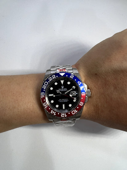 Relógio GMT Master II Pepsi automático no pulso, mostrador preto e bezel azul/vermelho