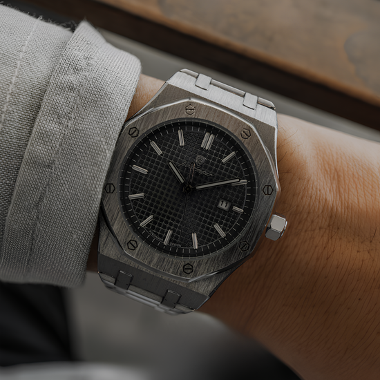Relógio com pulseira de metal escura e mostrador preto texturizado