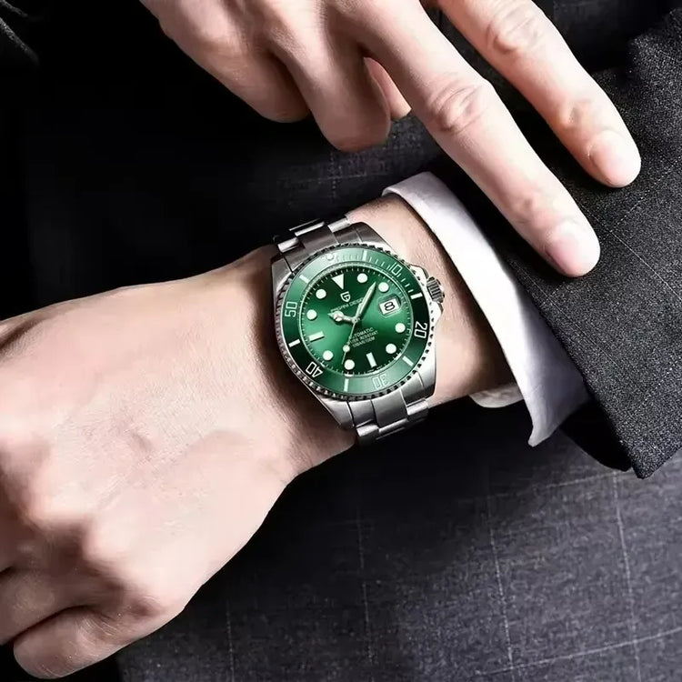 Relógio automático verde no pulso, pulseira de aço e mostrador verde com janela 8