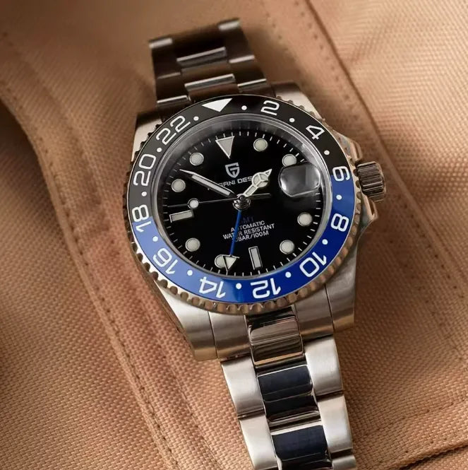 Relógio de aço com mostrador preto e aro azul GMT, ponteiros e marcadores