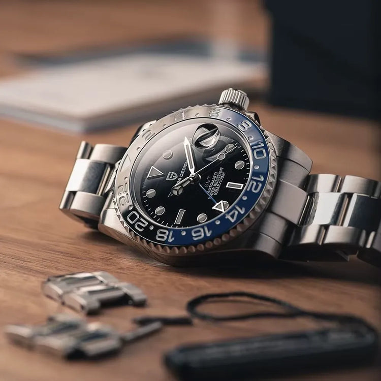 Relógio com mostrador preto e aro azul GMT, bracelete de aço
