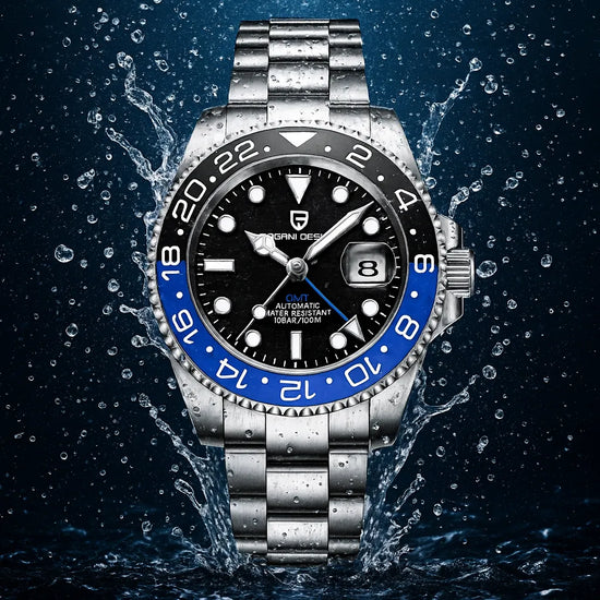 Relógio com água ao redor, mostrador preto e aro azul GMT, pulseira de aço