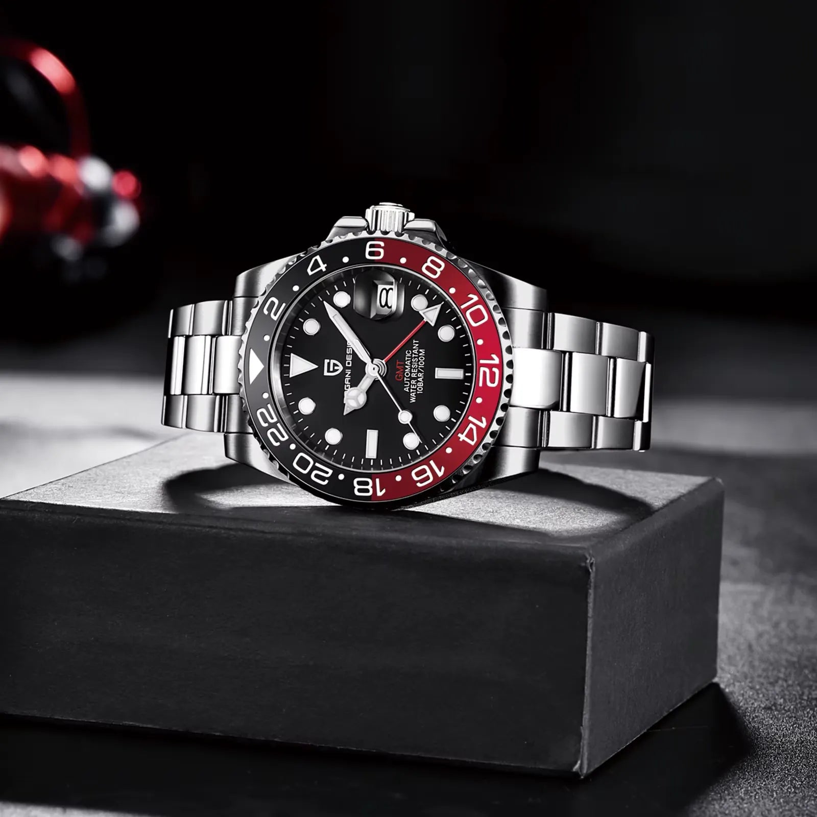 Relógio automático com mostrador preto, aro vermelho GMT e pulseira de aço