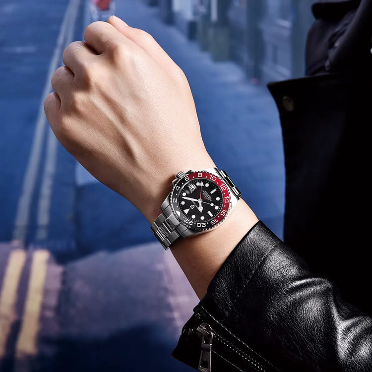 Relógio automático no pulso, mostrador preto e aro vermelho, pulseira de aço