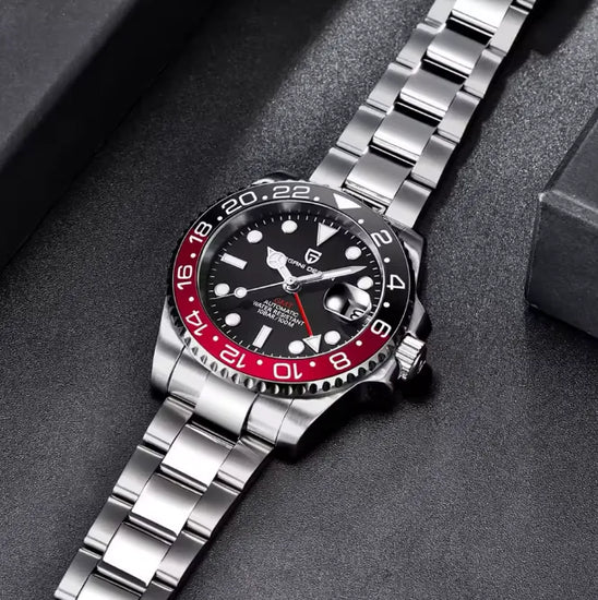 Relógio automático com mostrador preto, aro vermelho GMT e pulseira de aço