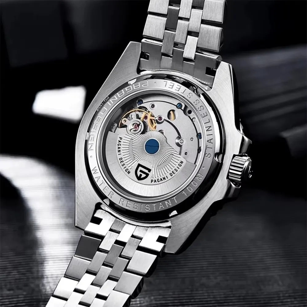 Relógio automático com fundo transparente e mecanismo visível, pulseira de aço