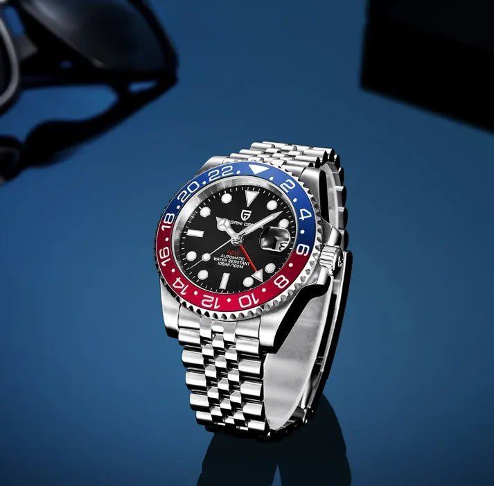 Relógio de aço com mostrador preto, bezel azul e vermelho e coroa lateral