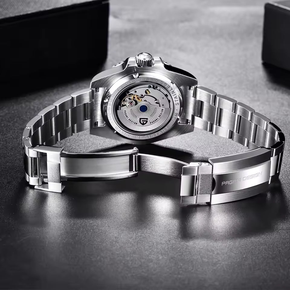 Relógio com pulseira de aço e fundo metálico, caixa com acabamentos polidos