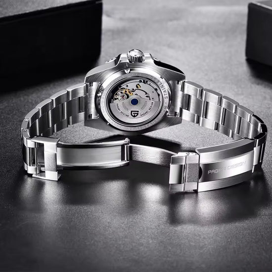 Relógio com pulseira de aço e fundo metálico, caixa com acabamentos polidos