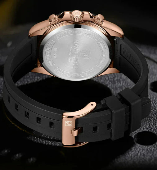 Fundo do relógio rosé com gravação e pulseira preta com fivela metálica