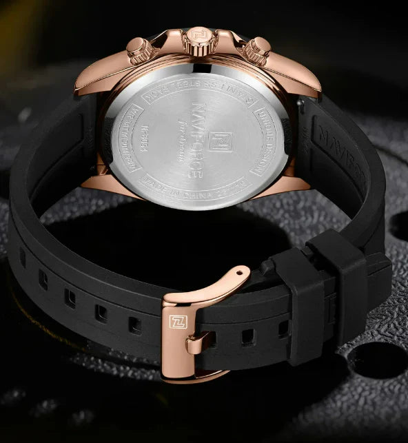 Fundo do relógio rosé com gravação e pulseira preta com fivela metálica