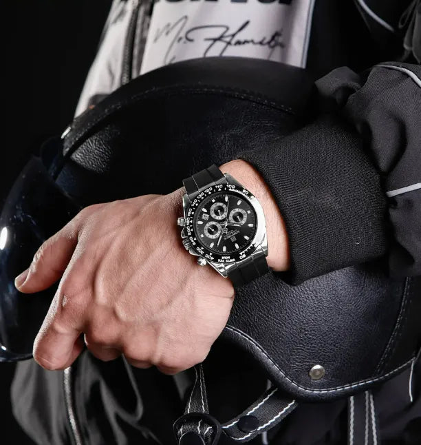 Relógio cronógrafo preto no pulso, mostrador preto com submostradores e pulseira de silicone