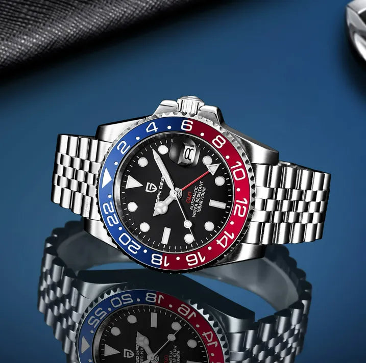 Relógio com pulseira de aço e mostrador preto, bezel azul e vermelho em vista frontal