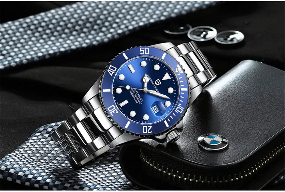 Relógio automático azul com pulseira de aço e mostrador azul, em close