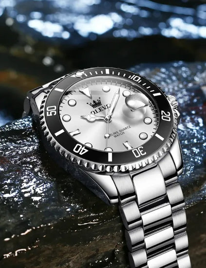Relógio prateado com mostrador branco e bisel com marcações, pulseira metálica
