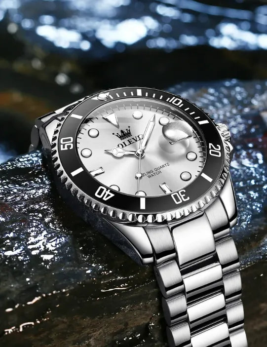 Relógio prateado com mostrador branco e bisel com marcações, pulseira metálica