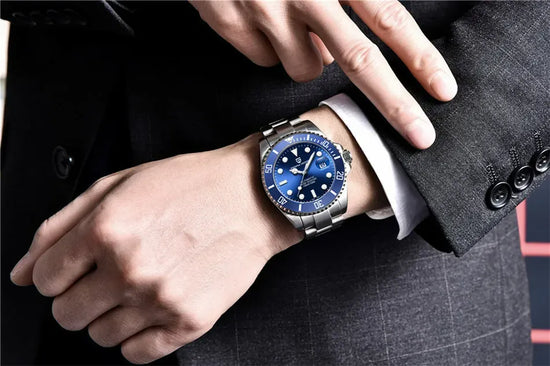 Relógio automático azul no pulso, pulseira de aço e mostrador azul com data