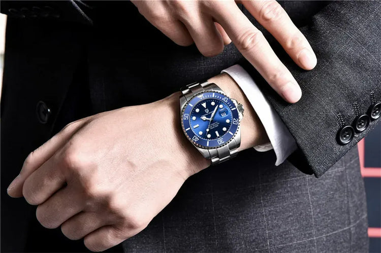 Relógio automático azul no pulso, pulseira de aço e mostrador azul com data