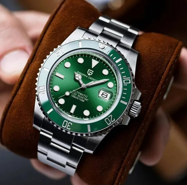 Relógio automático verde com pulseira de aço, mostrador verde em suporte de madeira