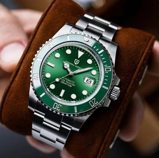 Relógio automático verde com pulseira de aço, mostrador verde em suporte de madeira