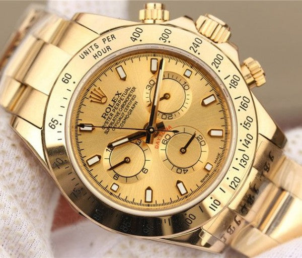 Relógio automático dourado com mostrador creme e caixa de metal, vista inclinada