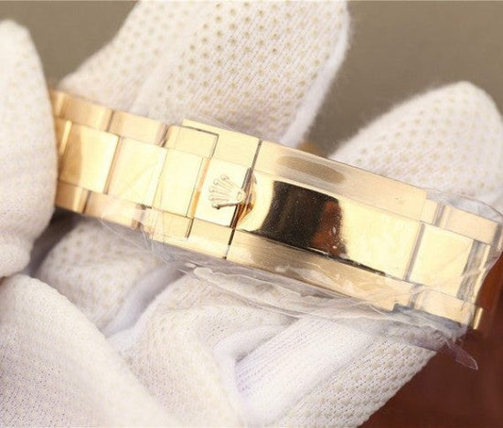 Pulseira metálica dourada de relógio automático com fecho e elos retangulares