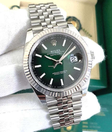 Relógio Rolex Datejust com mostrador verde, marcadores e ponteiros, pulseira Jubilee de aço