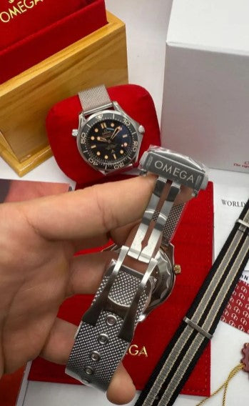 Relógio Omega com fecho da pulseira e caixa prateada, visto de lado