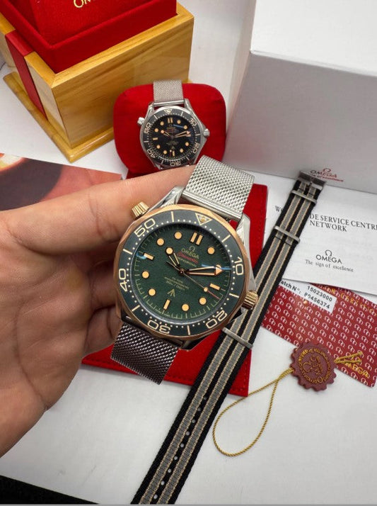 Relógio Omega de mostrador verde com luneta dourada e pulseira mesh prateada
