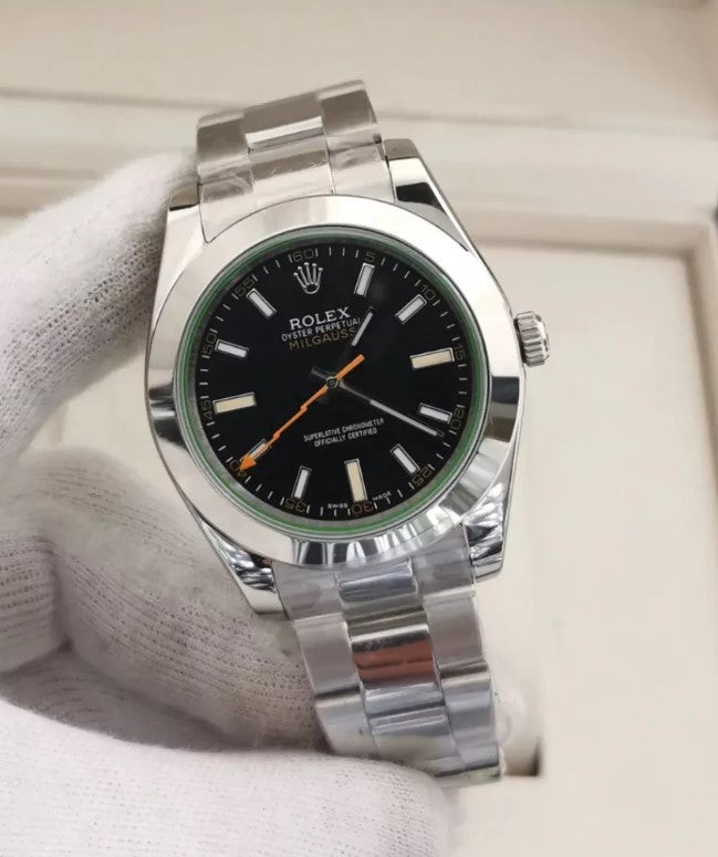 Relógio Rolex Milgauss com mostrador preto, pulseira de aço e luneta verde